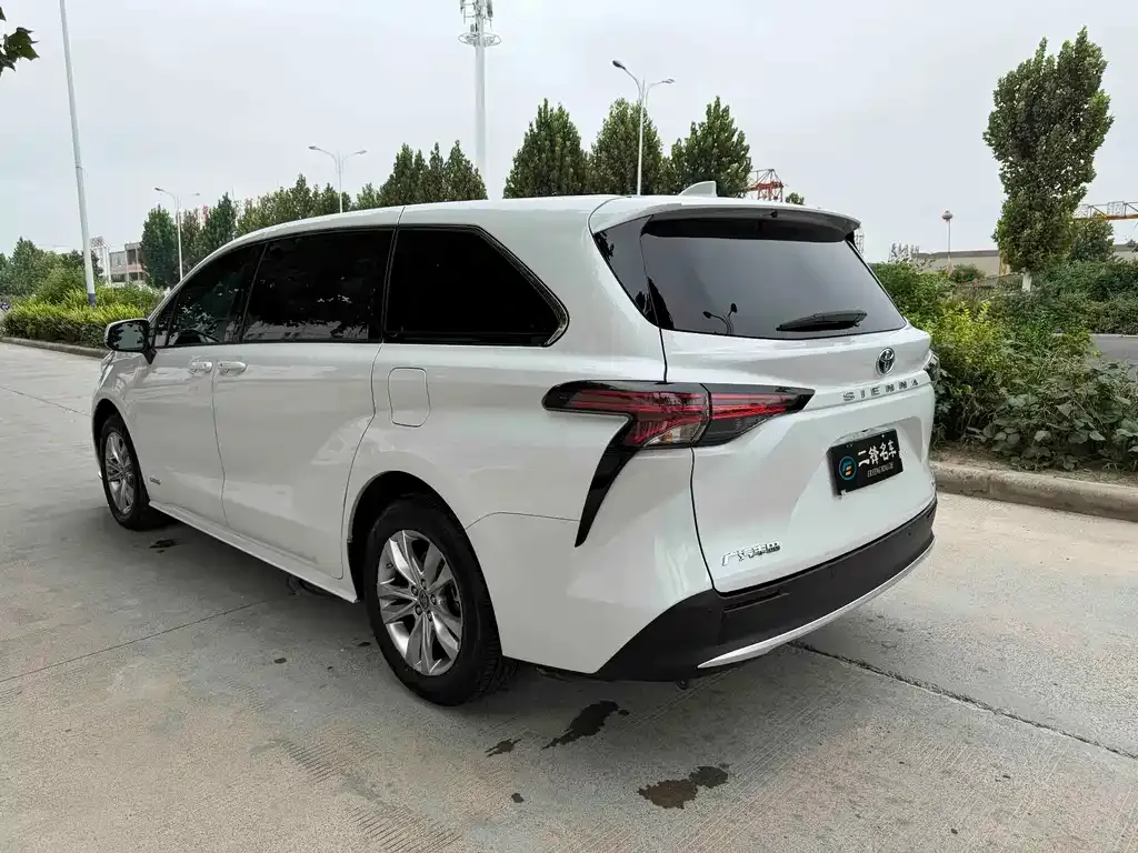 Toyota Sienna — фото 9