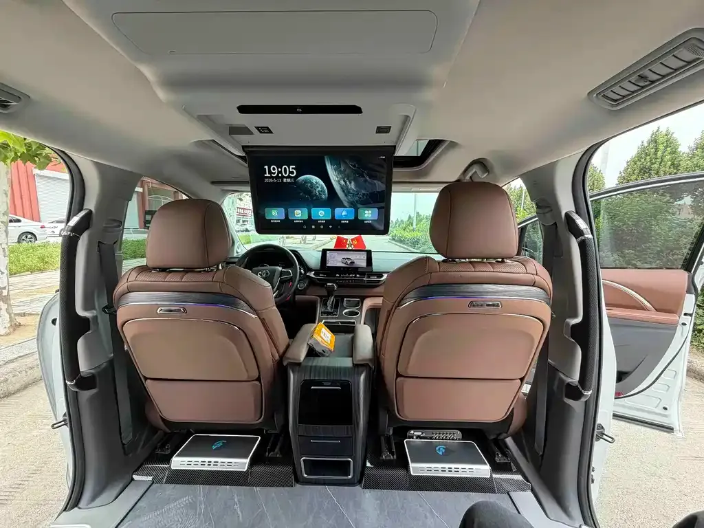 Toyota Sienna — фото 8