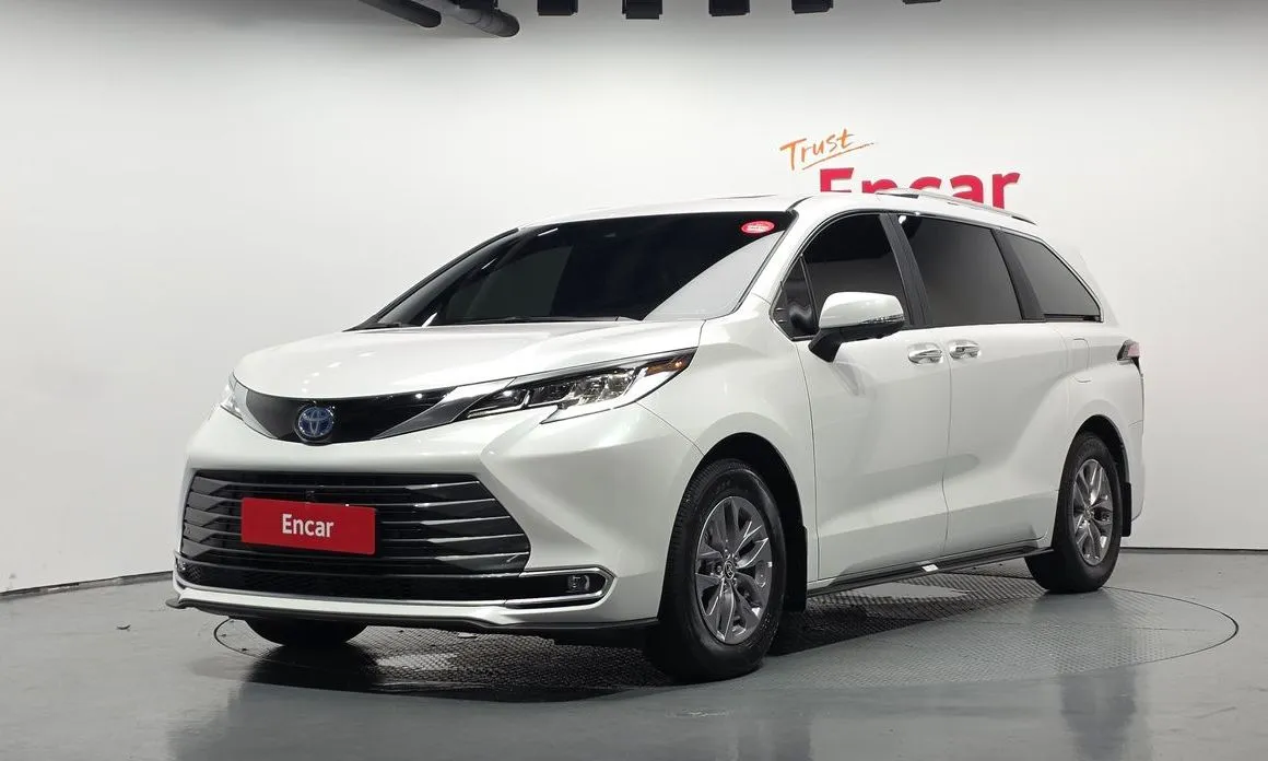 Toyota Sienna — фото 1
