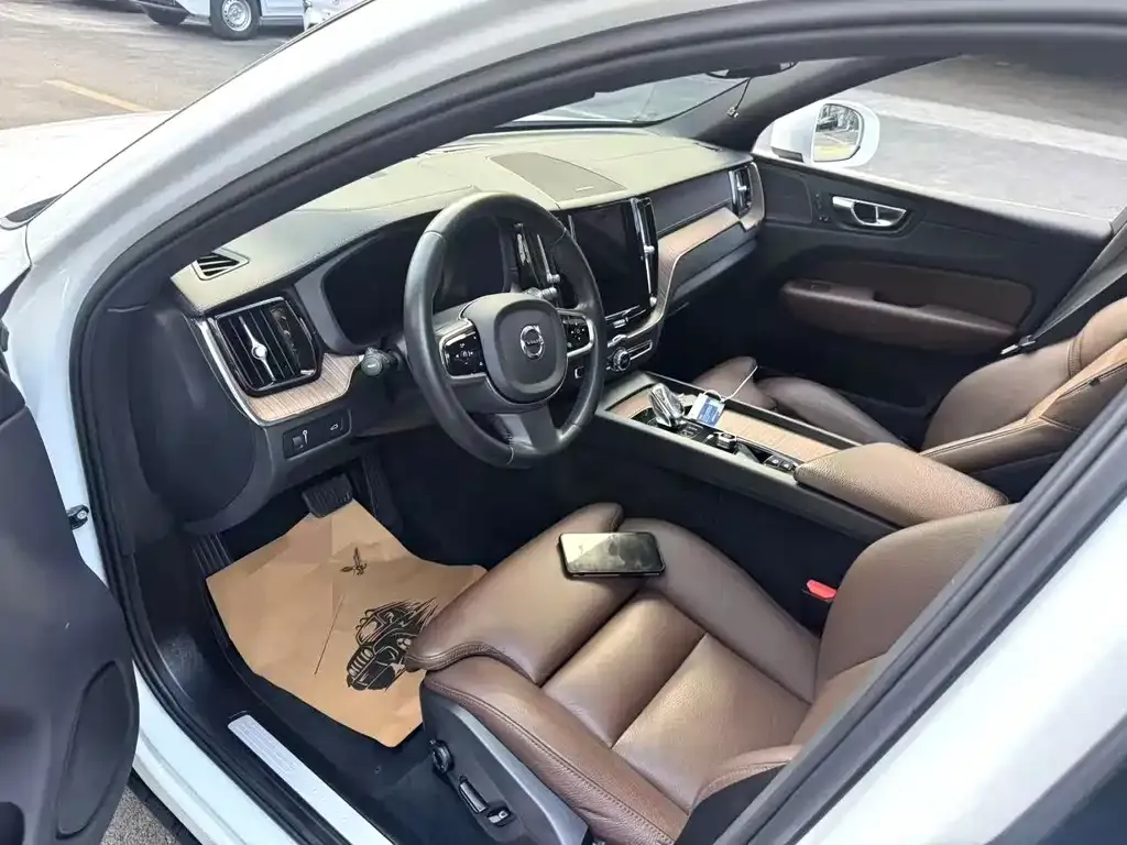 Volvo XC60 — фото 9