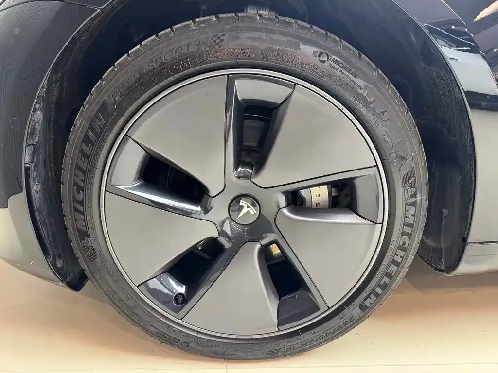 Tesla Model 3 — фото 9