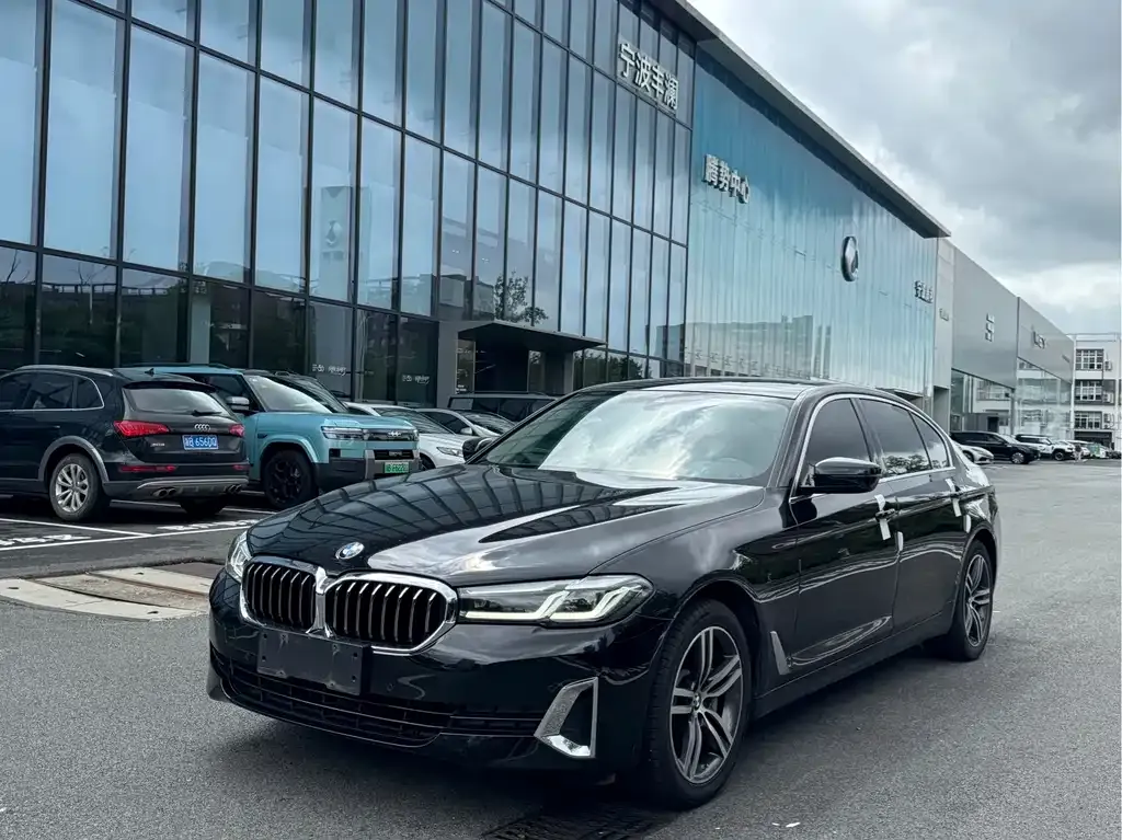 BMW 5 Series — фото 1