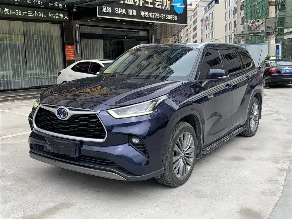 Toyota Highlander — фото 1
