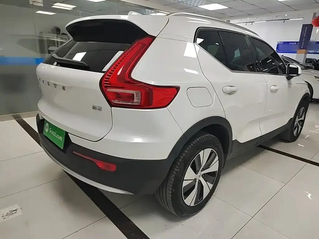 Volvo XC40 — фото 10