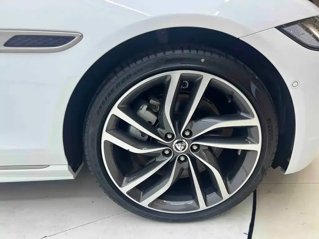 Jaguar XFL — фото 10