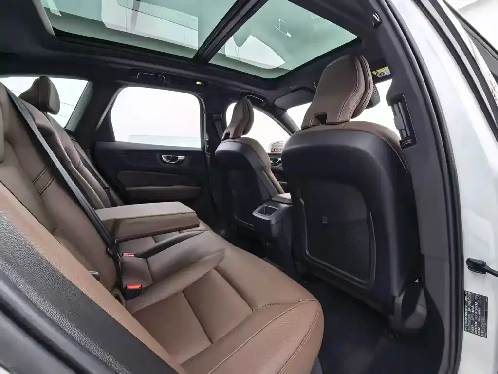 Volvo XC60 — фото 10