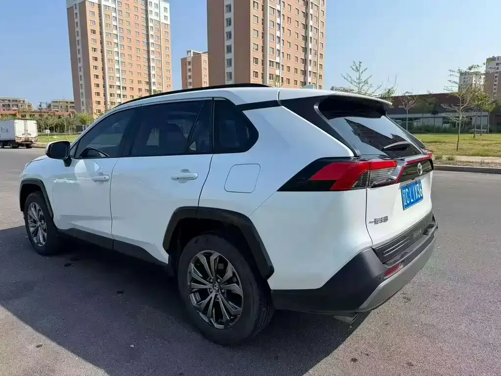 Toyota RAV4 — фото 9