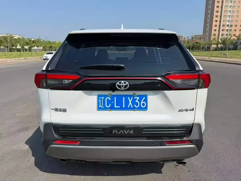 Toyota RAV4 — фото 5