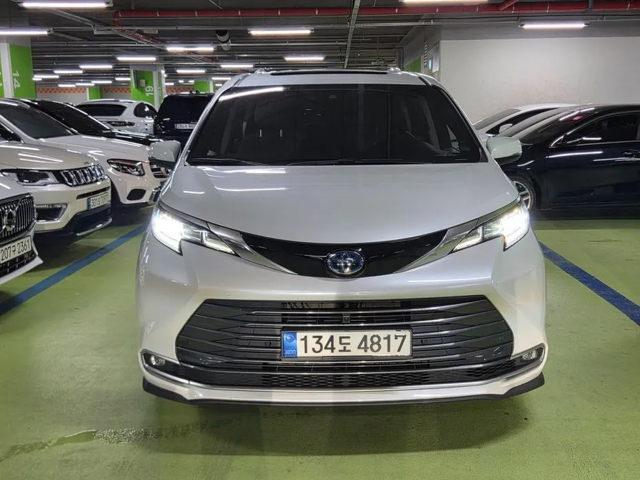 Toyota Sienna — фото 1