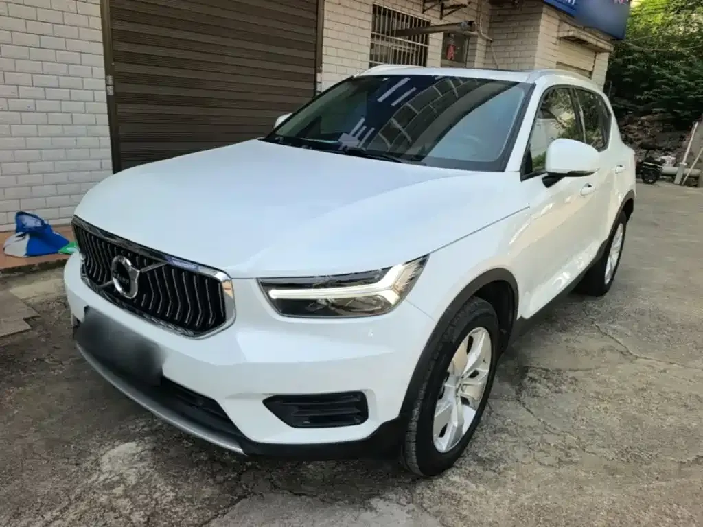 Volvo XC40 — фото 1