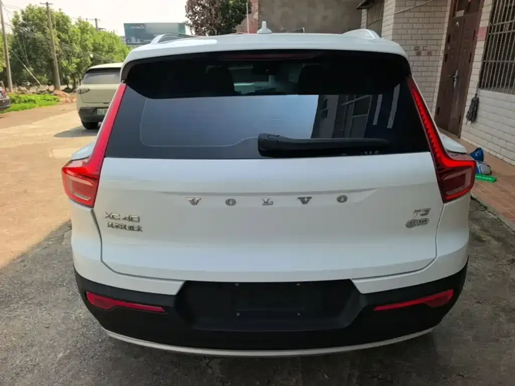 Volvo XC40 — фото 4