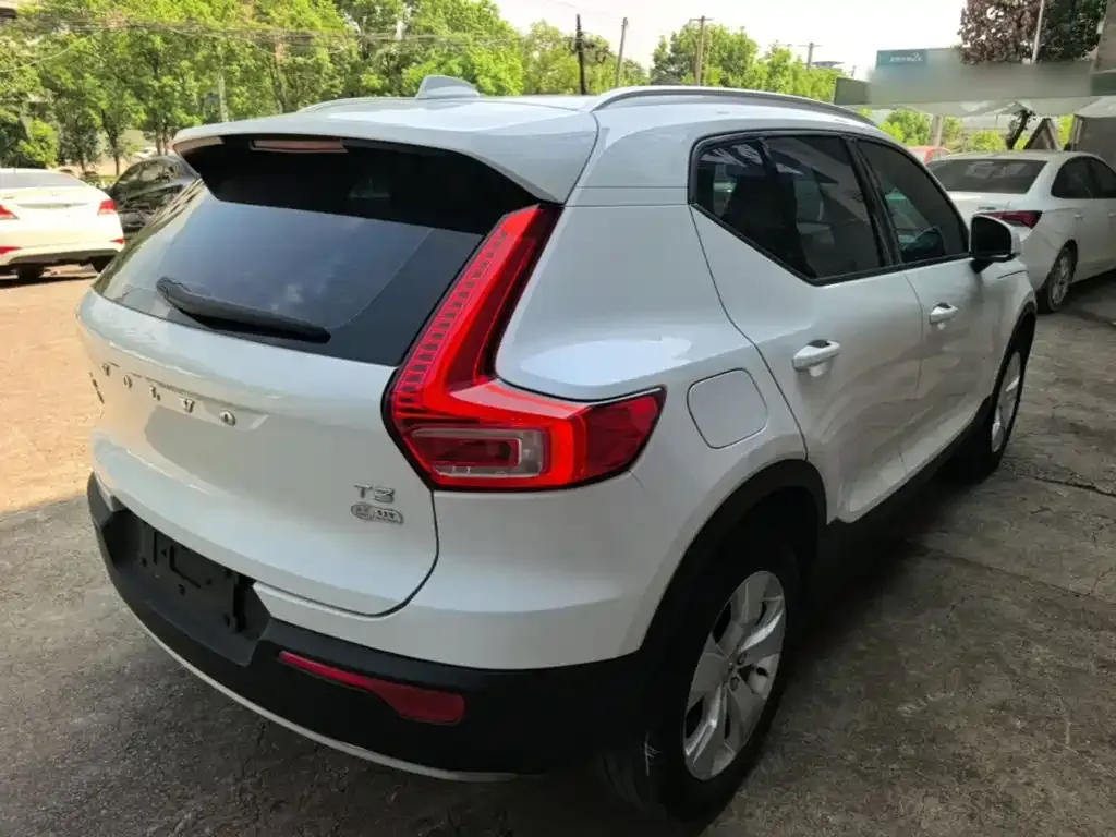 Volvo XC40 — фото 7