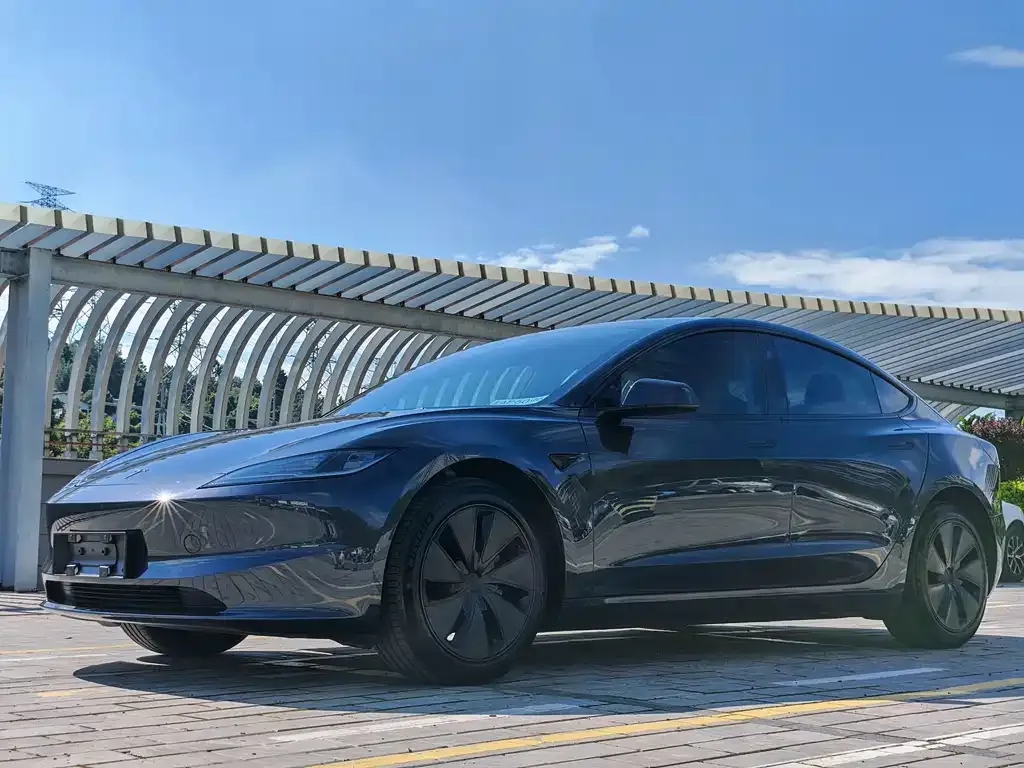 Tesla Model 3 — фото 1