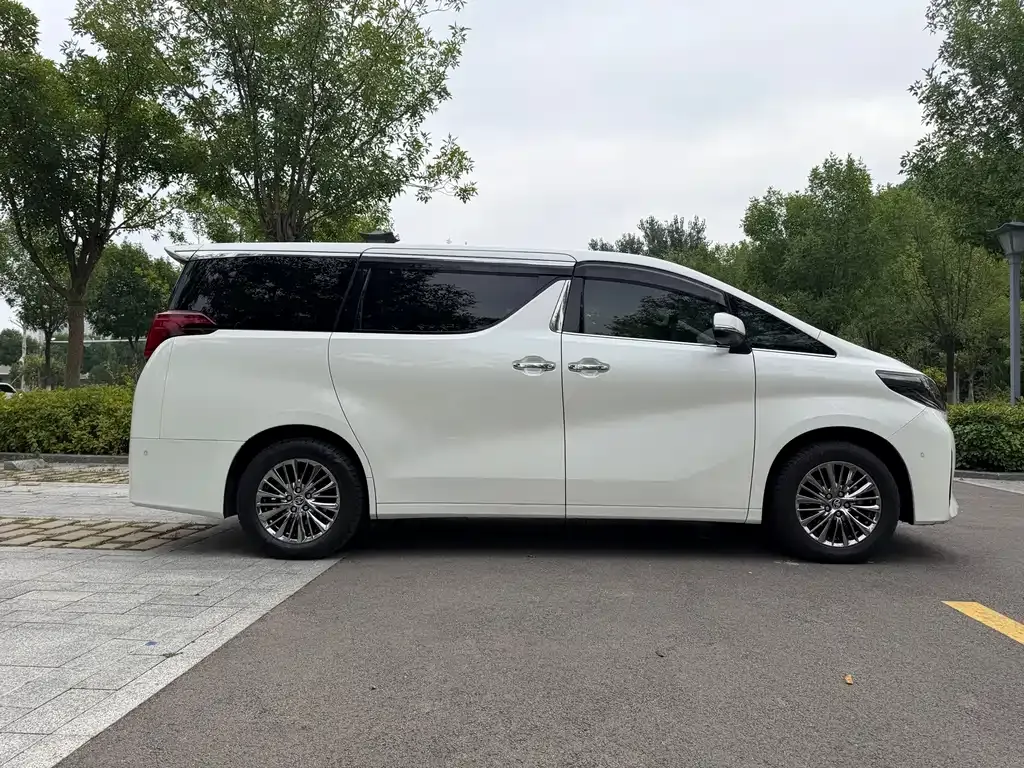 Toyota Alphard — фото 7