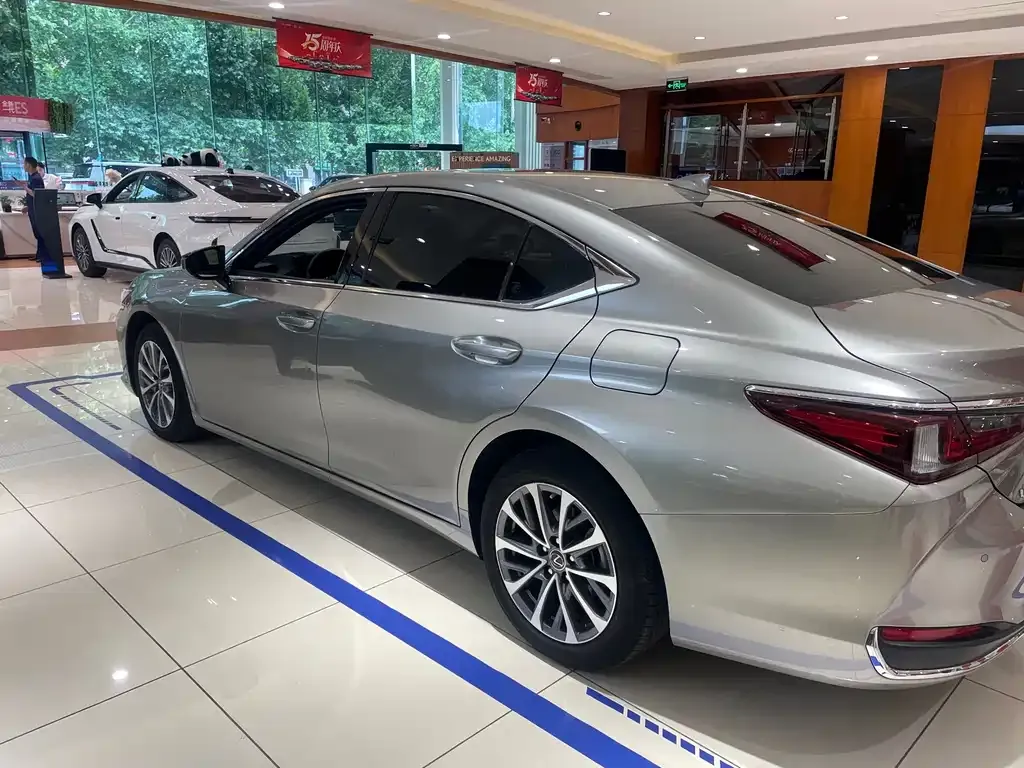 Lexus ES — фото 8