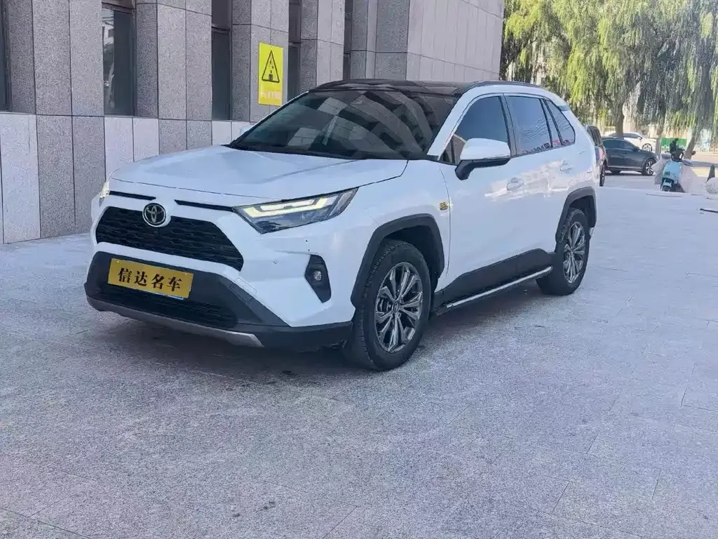 Toyota RAV4 — фото 1