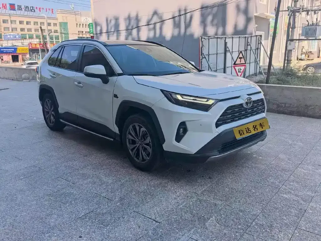 Toyota RAV4 — фото 8