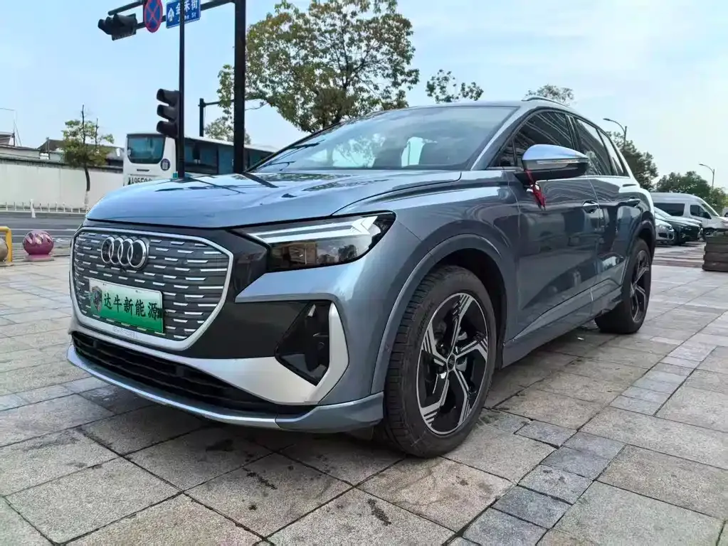 Audi Q4 e-tron — фото 1
