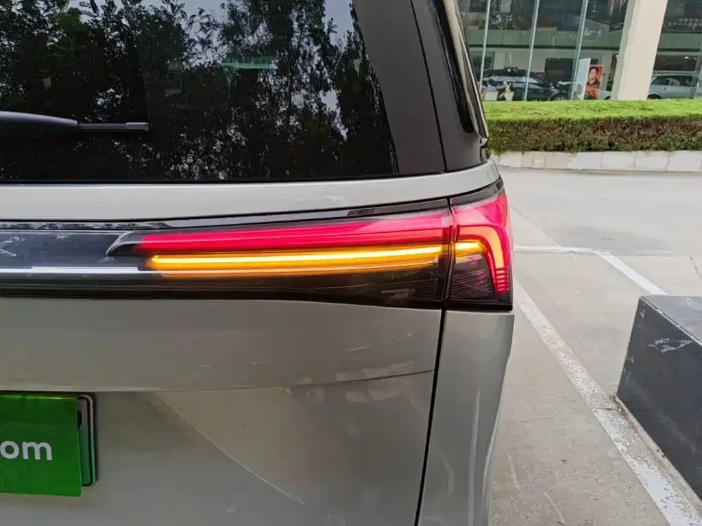 Buick GL8 Hybrid — фото 10