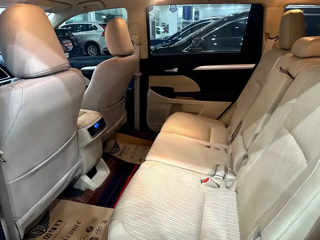 Toyota Highlander — фото 10
