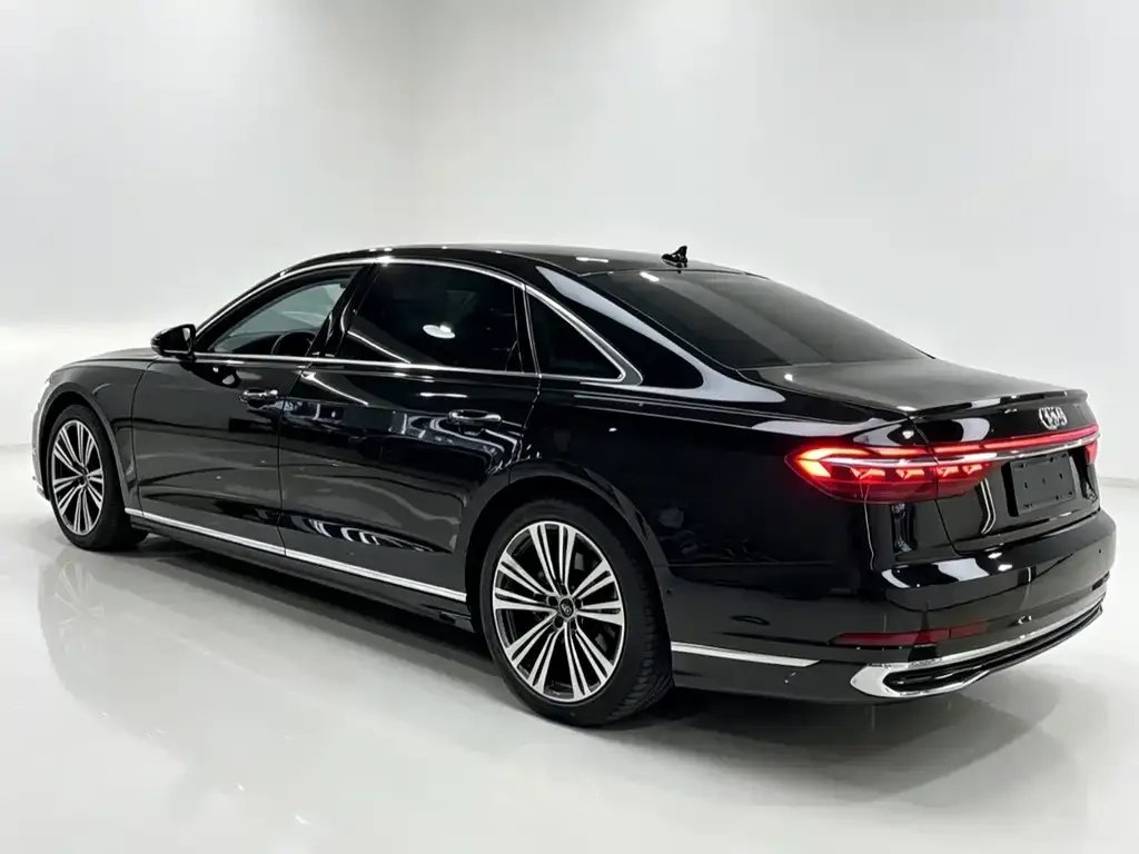 Audi A8 — фото 2