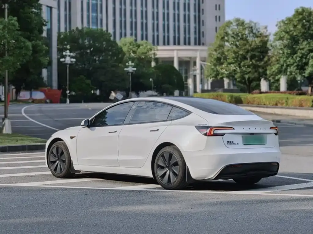 Tesla Model 3 — фото 10
