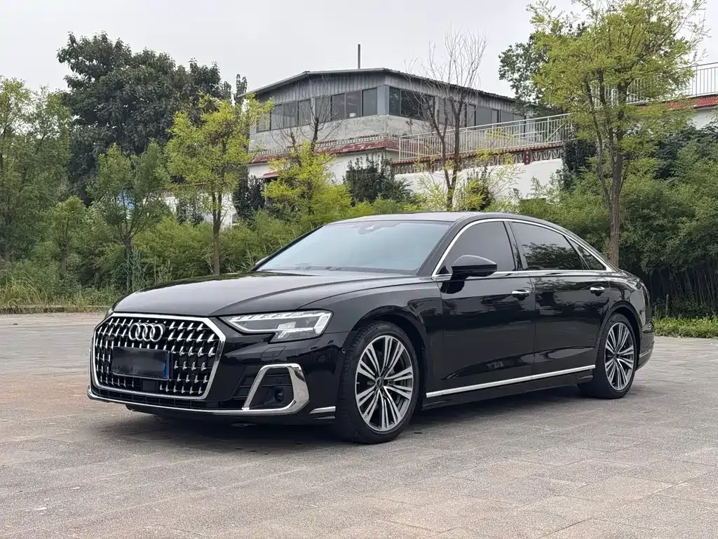 Audi A8 — фото 1