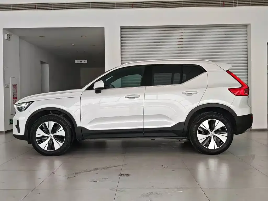 Volvo XC40 — фото 10