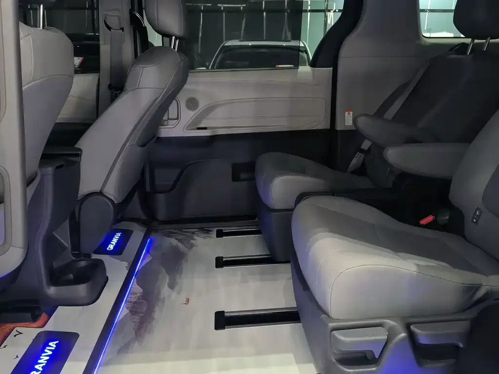 Toyota Granvia — фото 4