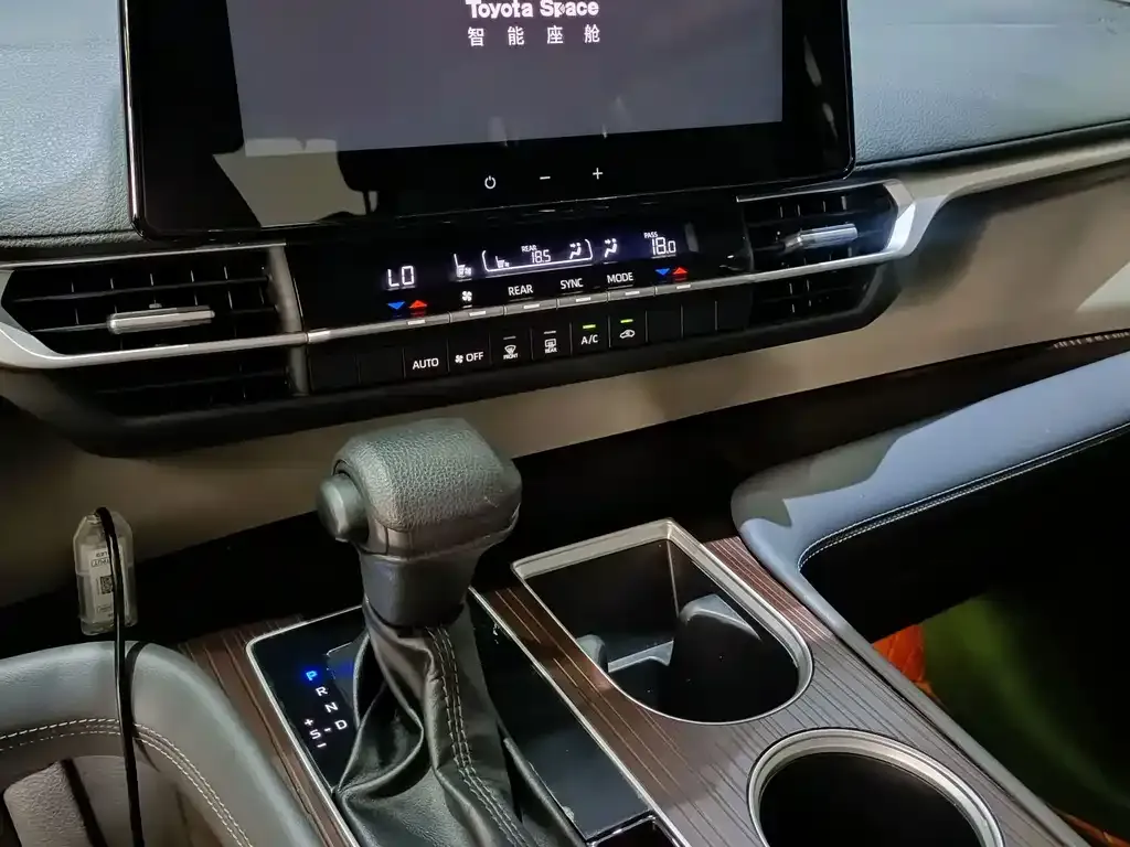 Toyota Granvia — фото 9