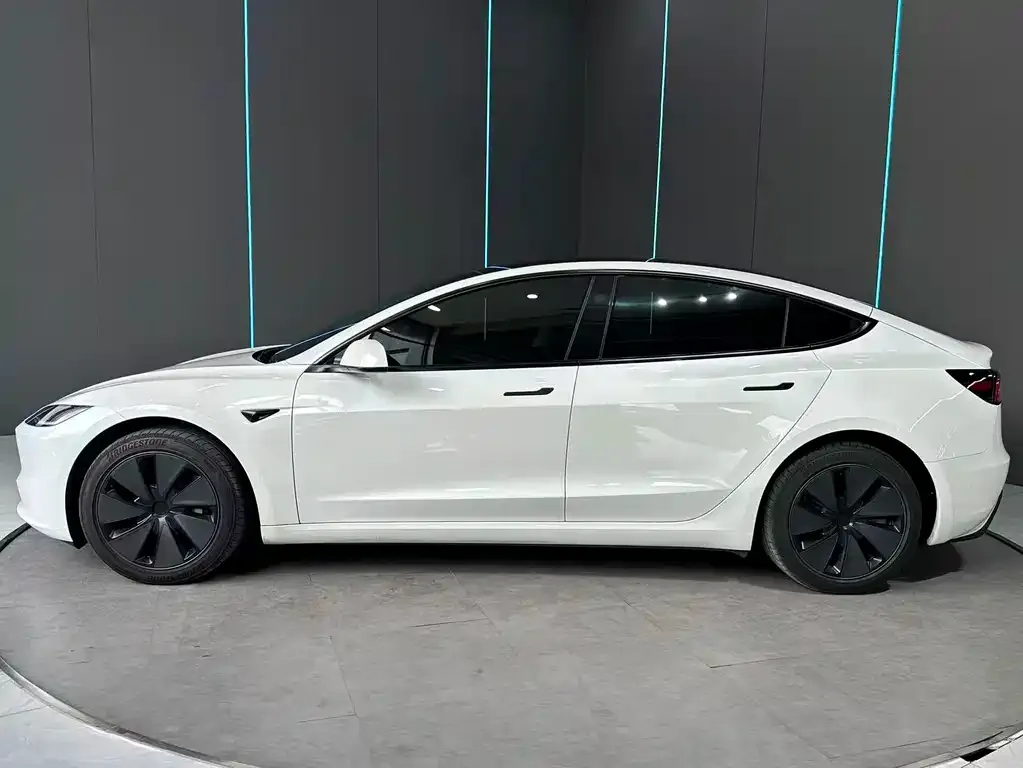 Tesla Model 3 — фото 10