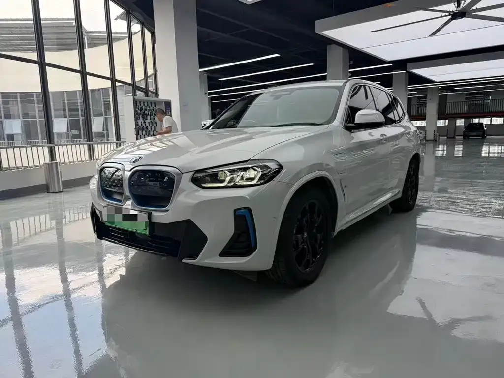 BMW iX3 — фото 1
