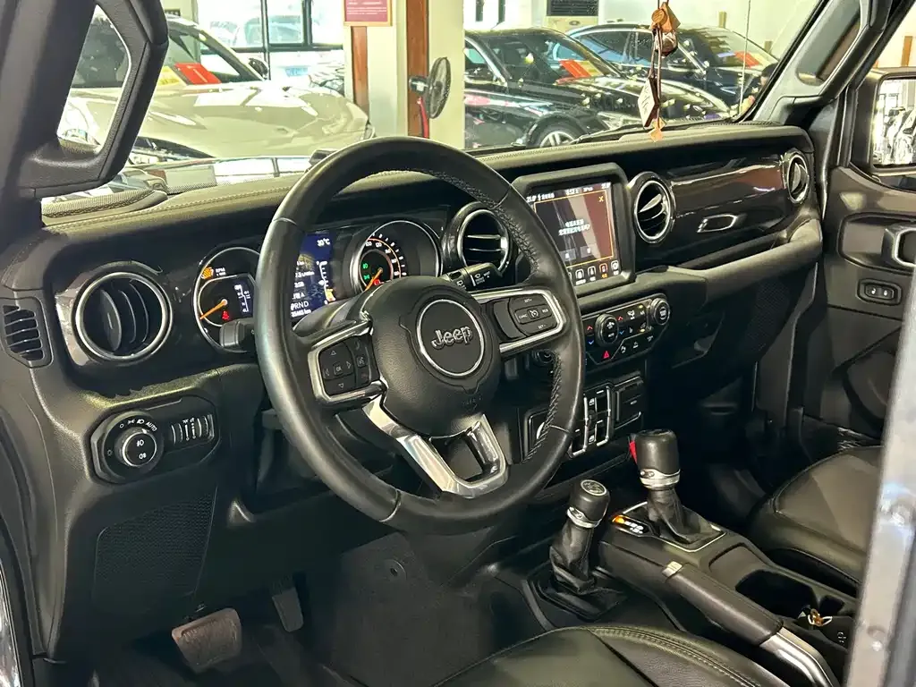 Jeep Wrangler — фото 10