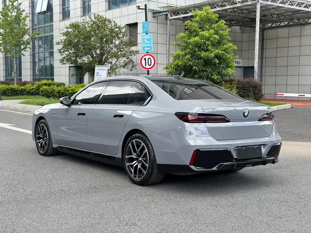 BMW i7 — фото 4