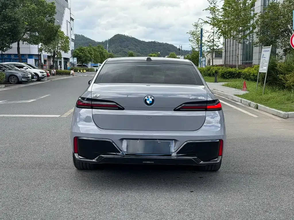 BMW i7 — фото 9