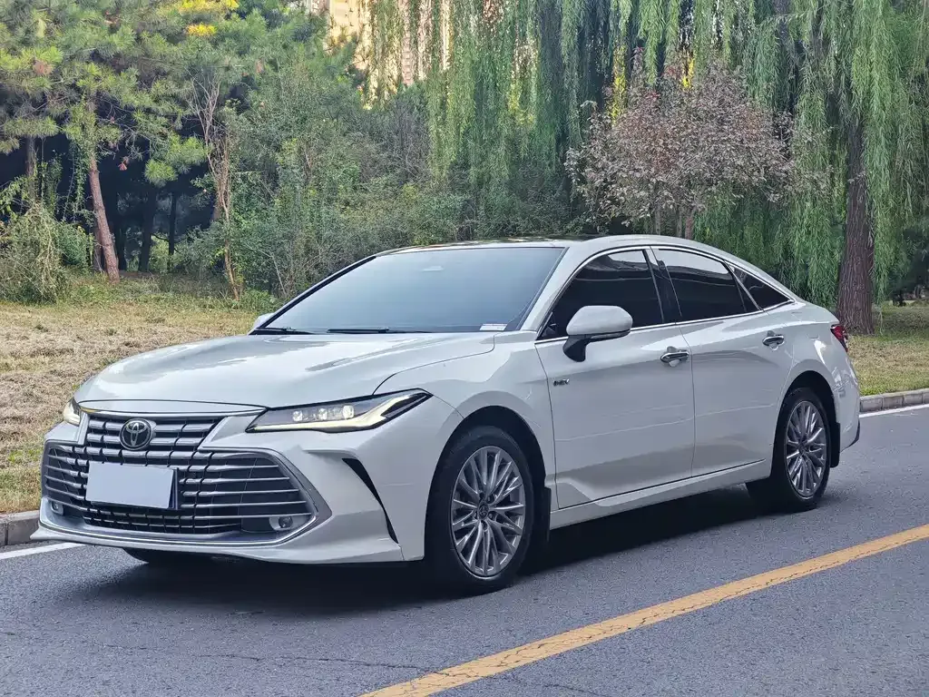 Toyota Avalon — фото 1