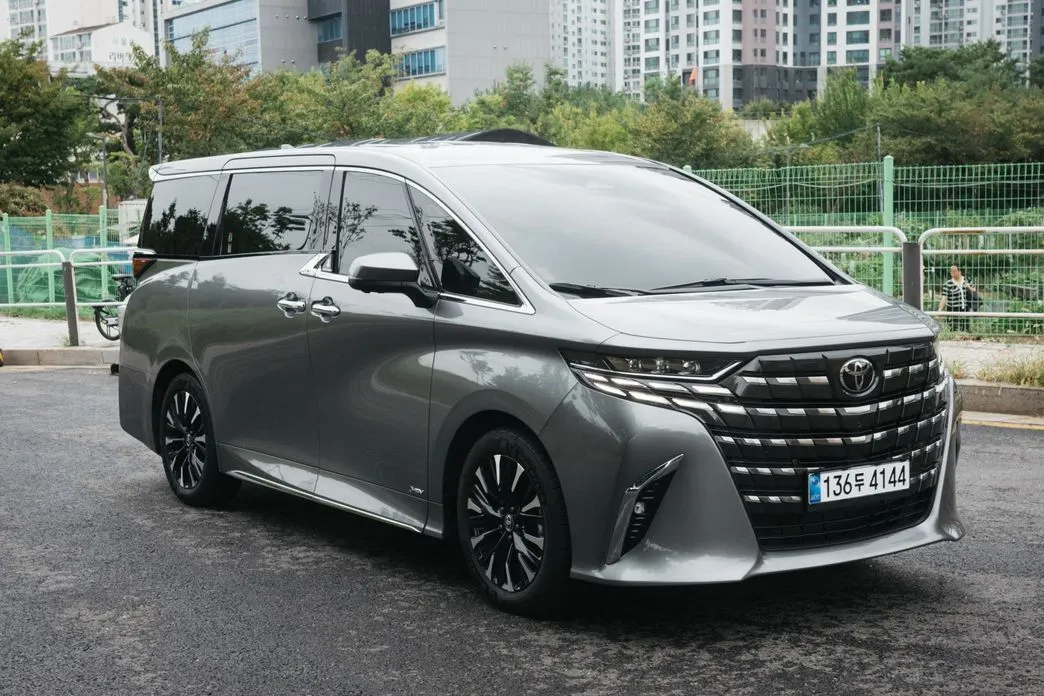 Toyota Alphard — фото 1