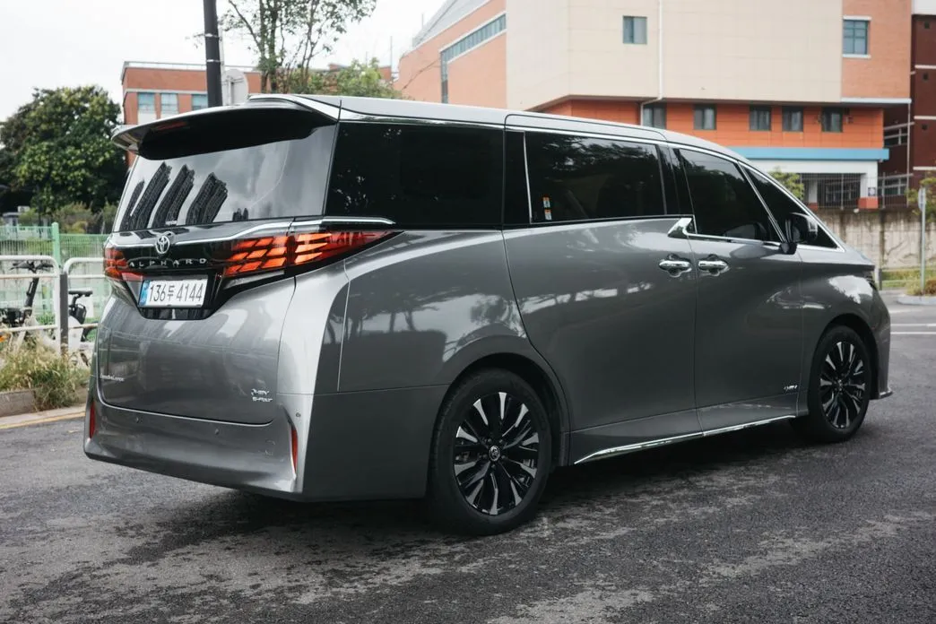 Toyota Alphard — фото 9
