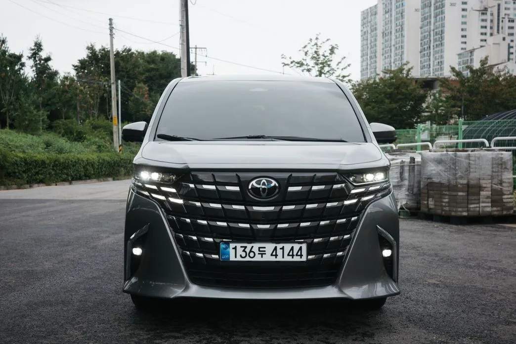 Toyota Alphard — фото 10