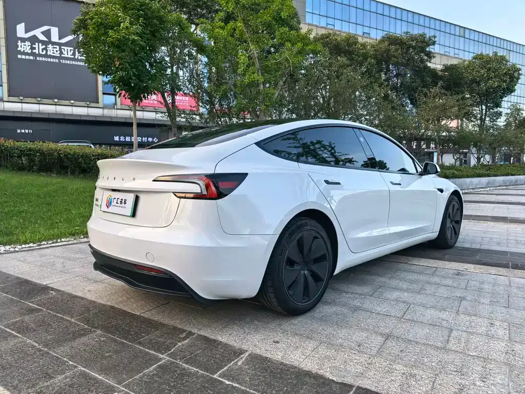 Tesla Model 3 — фото 10