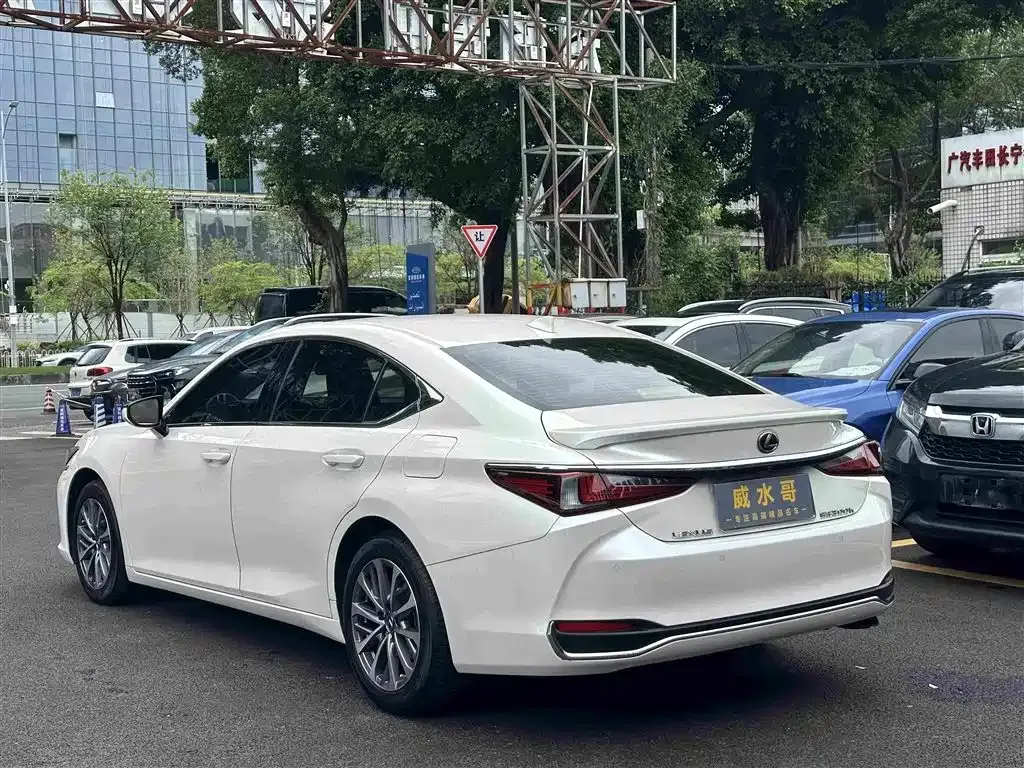 Lexus ES — фото 10