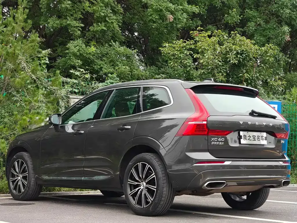 Volvo XC60 — фото 8