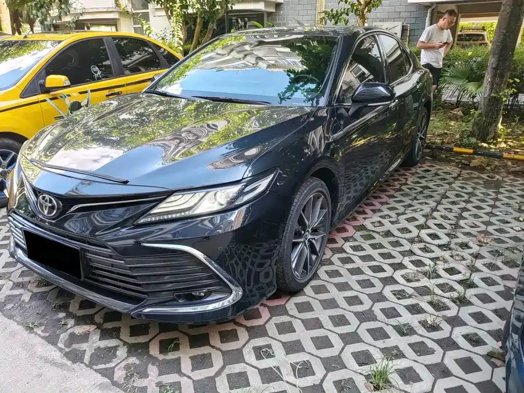 Toyota Camry — фото 1