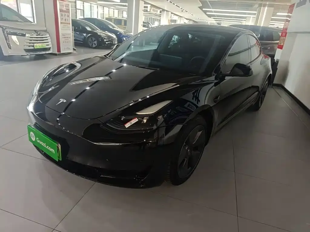 Tesla Model 3 — фото 1