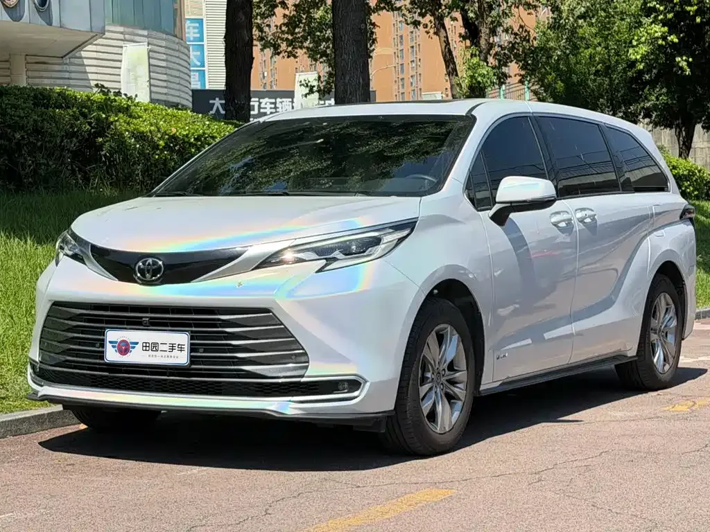 Toyota Sienna — фото 1