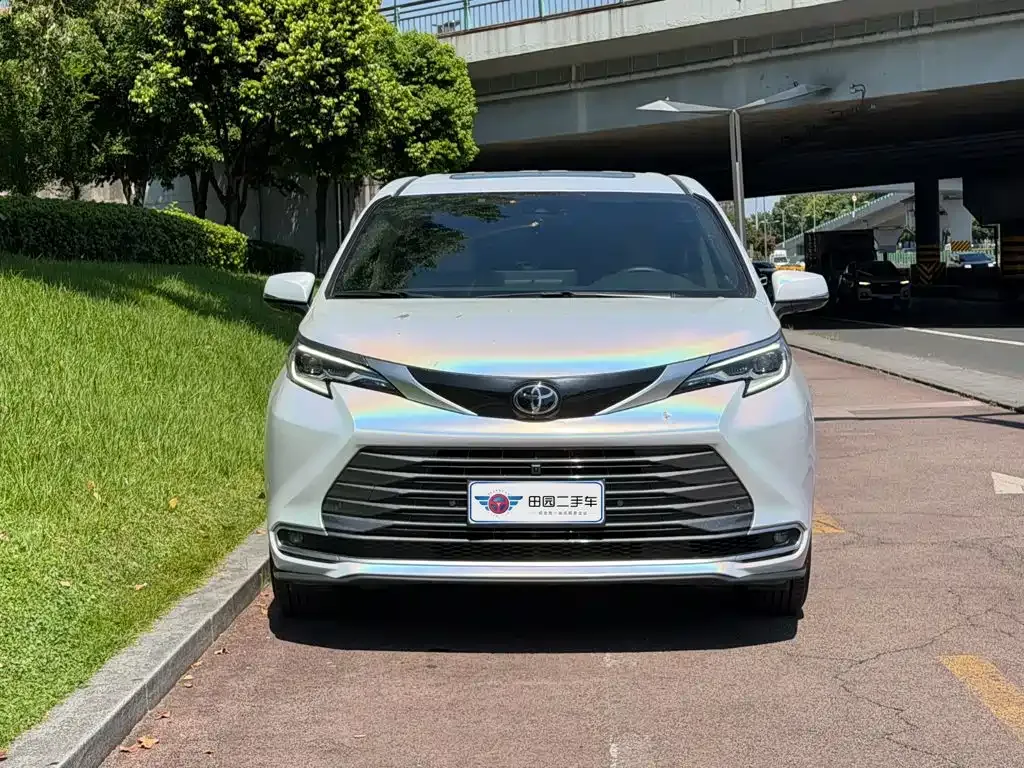 Toyota Sienna — фото 2