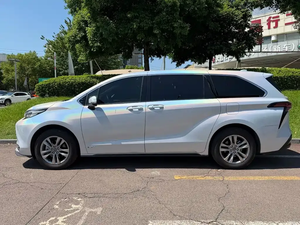 Toyota Sienna — фото 7