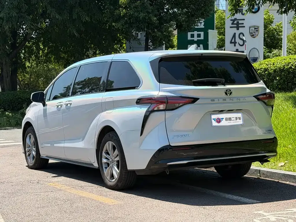 Toyota Sienna — фото 10