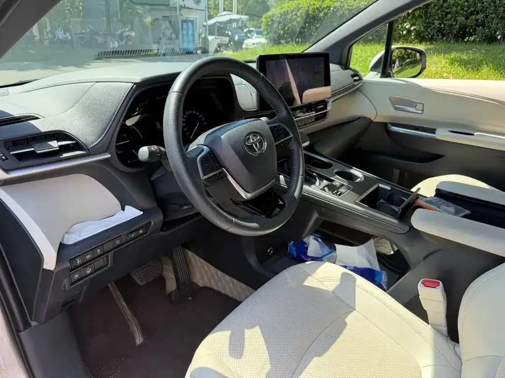 Toyota Sienna — фото 3
