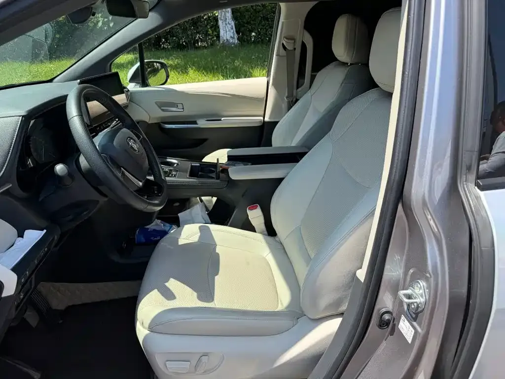 Toyota Sienna — фото 9